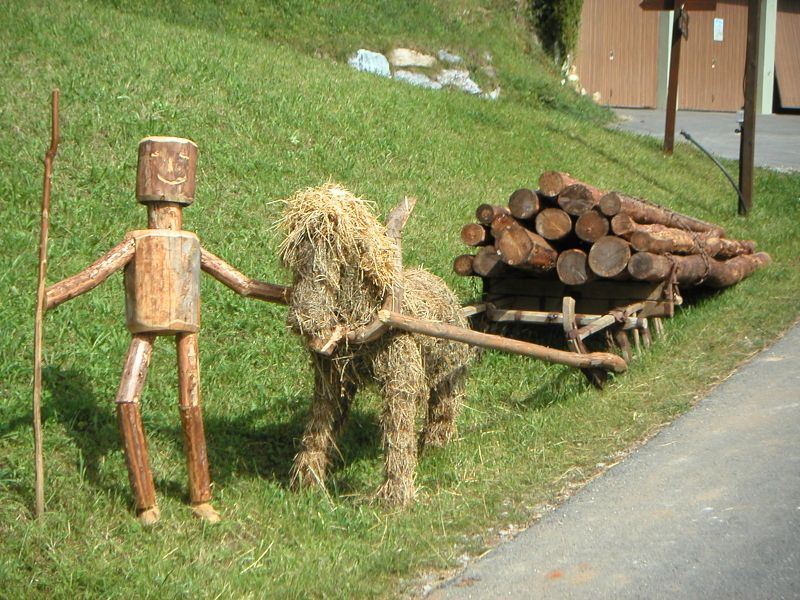 Bauernherbst Strohpferd mit Holz auf Schlitten