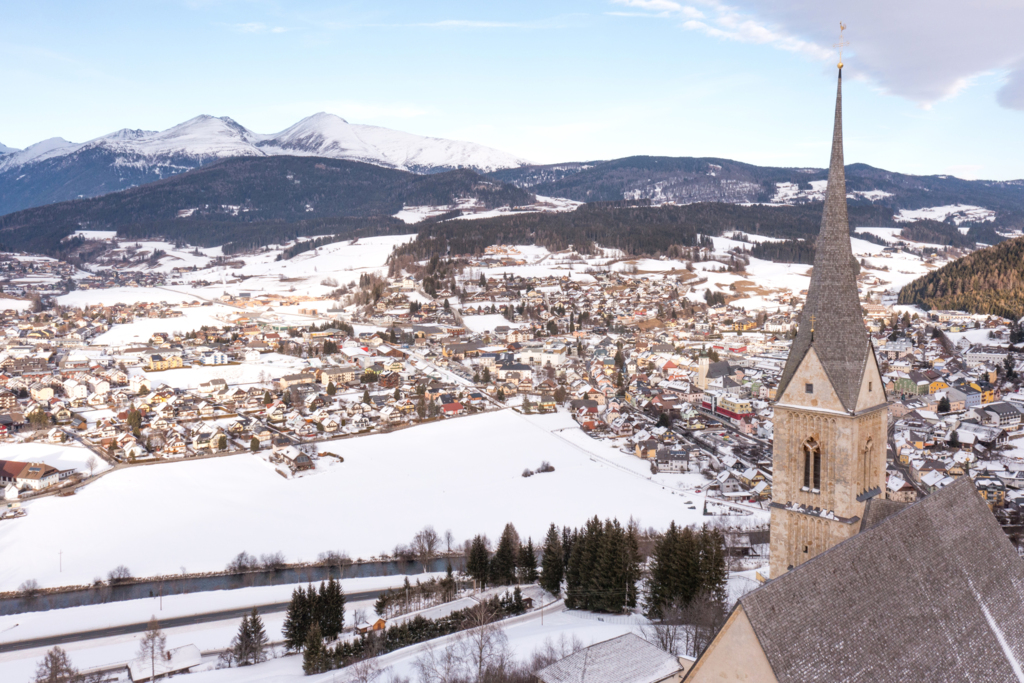 Die Marktgemeinde Tamsweg mit der Wallfahrtskirche St. Leonhard im Vordergrund