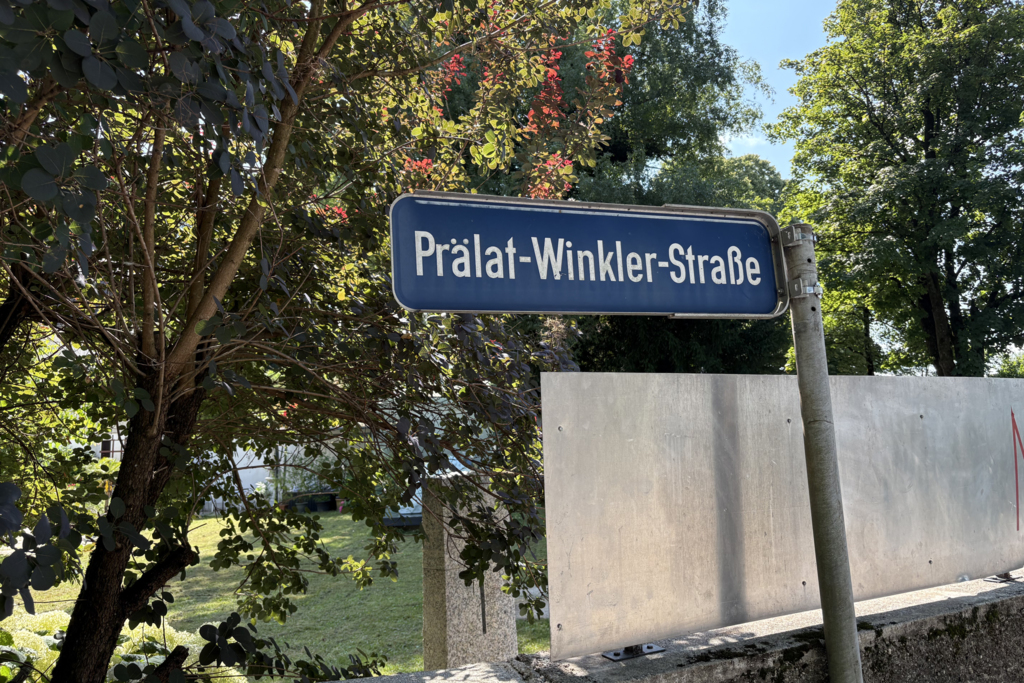 Straßenschild Prälat-Winkler-Straße Straßenschild der Prälat-Winkler-Straße in Salzburg-Parsch