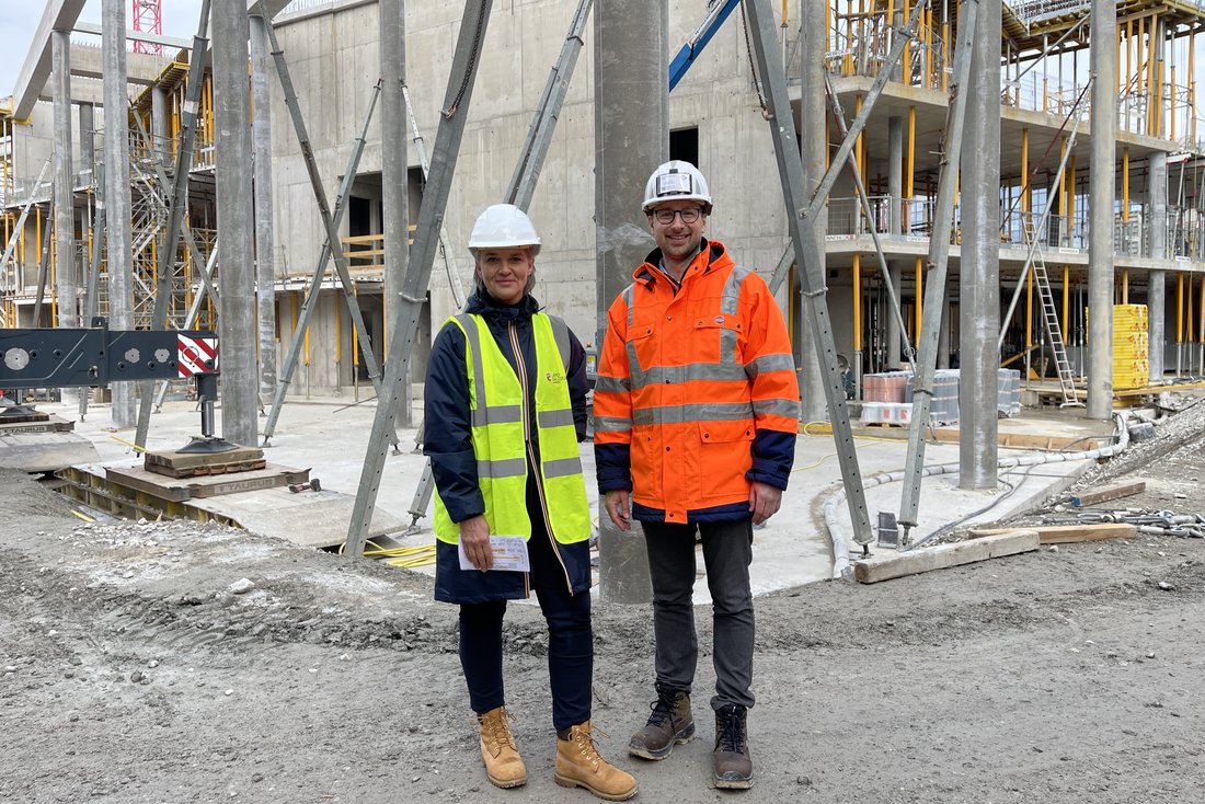 Mitarbeitende vor der Baustelle