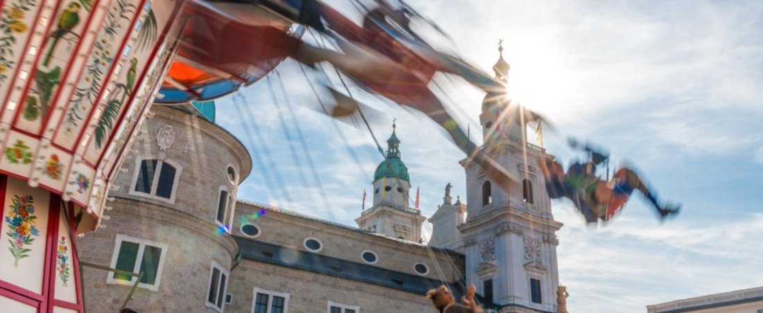 Beschreibung des Kurses mit Bild eines Karussells, im Hintergrund der Salzburg Dom