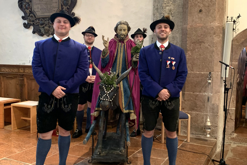 Die Mitglieder vom Trachtenverein D' Puachstoana tragen den Pucher Palmesel am Palmsonntag durch den Ort.
