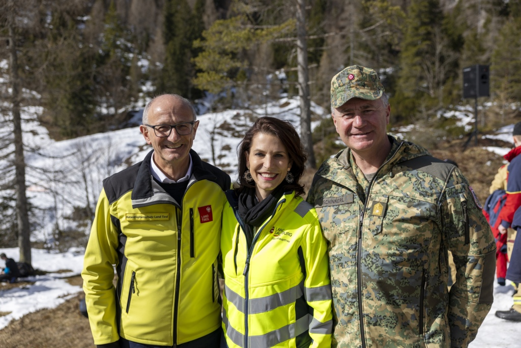 LHF Karoline Edtstadler mit LH Anton Mattle (Tirol) und Peter Schinnerl (Militärkommandant Salzburg) bei der Feldübung in Hochfilzen.