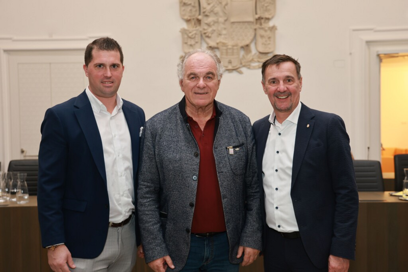 Landesrat Martin Zauner (re.) mit Bartl Gensbichler, der zum Vorsitzenden der Landessportversammlung gewählt wurde (Mitte) und Jure Mustac (Geschäftsführer Landessportorganisation)
