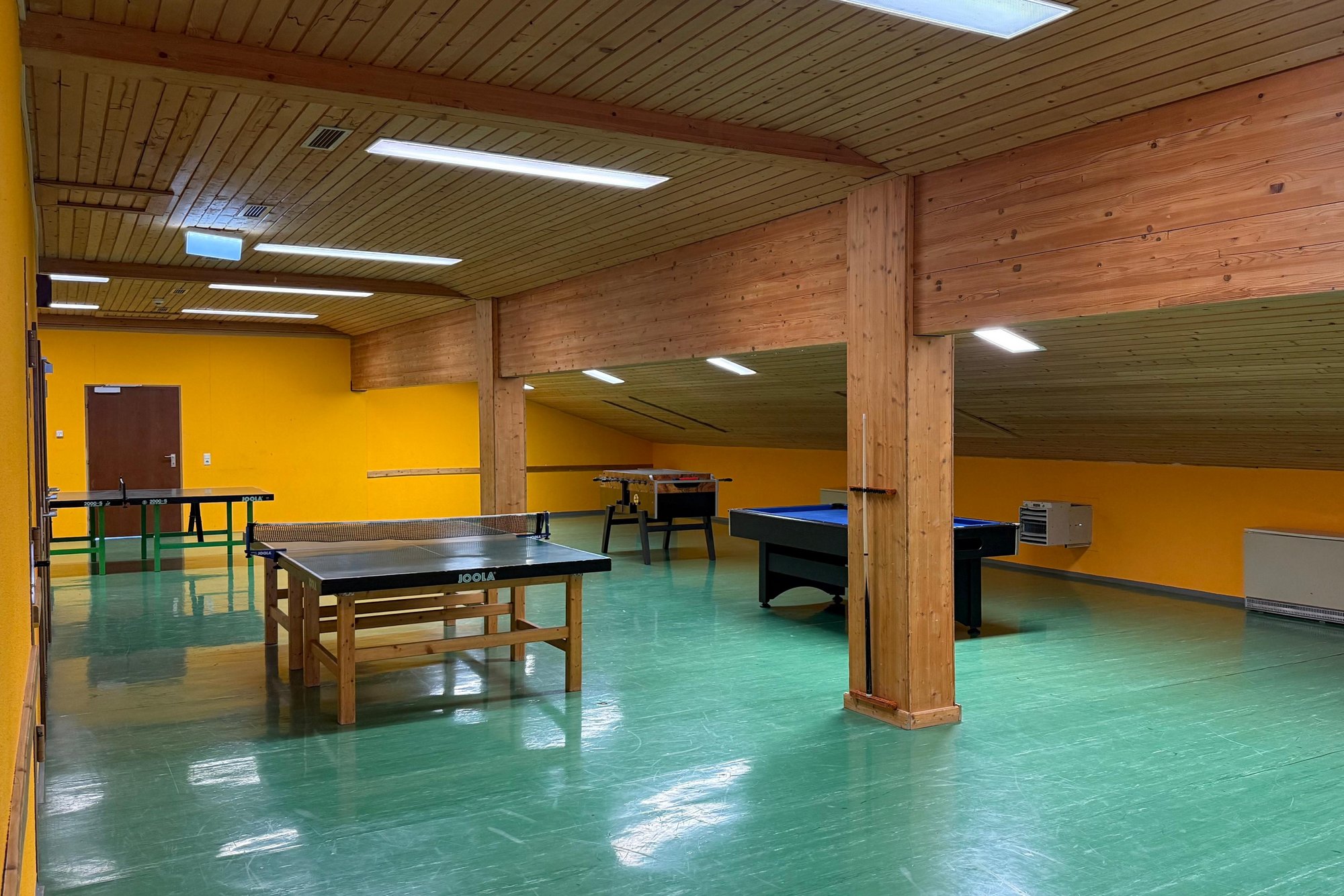 Der Aufenthaltsraum im Dachgeschoss des Schulschiheims Zauchensee