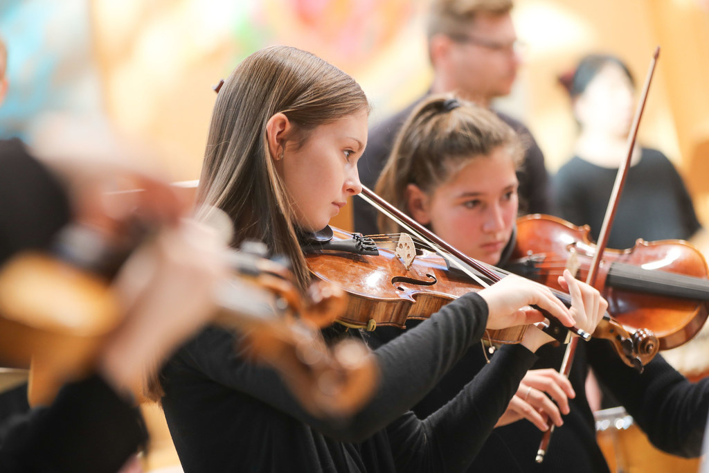 Musikerinnen im Orchester