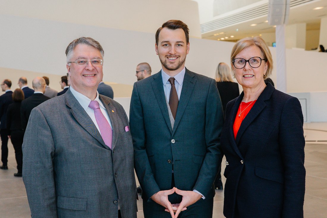 Das Bild zeigt die Präsidentin des Rechnungshofs, Frau Dr. Margit Kraker sowie den Direktor des Salzburger Landesrechnungshofs, Herrn Mag. Ludwig F. Hillinger und seinen Mitarbeiter Herrn Mag. (FH) Florian Kober