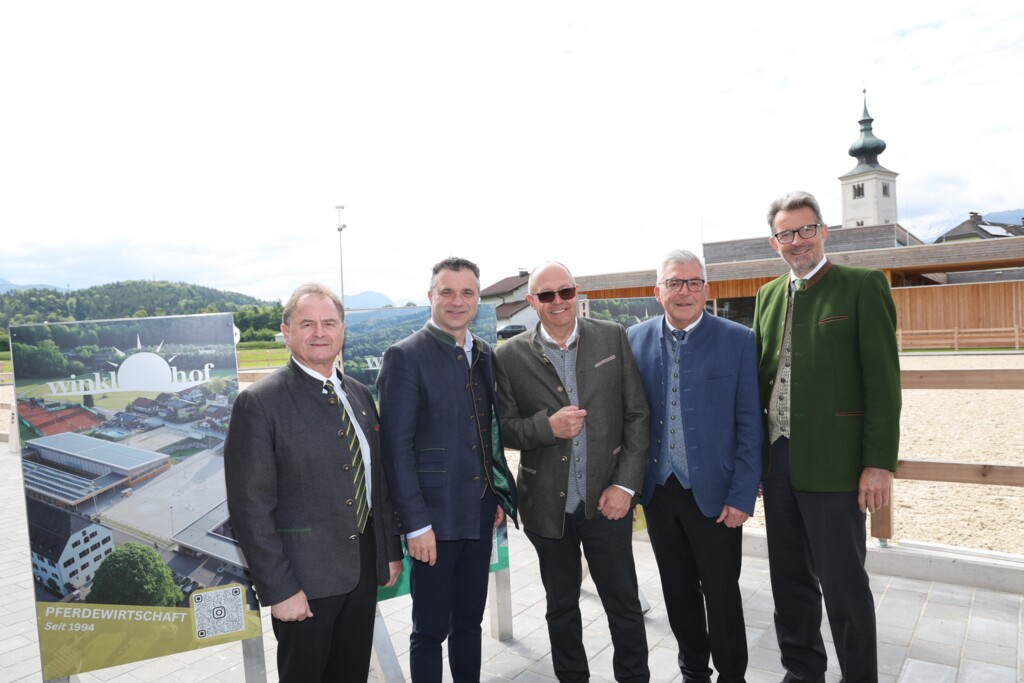 Landesrat Josef Schwaiger bei der Eröffnungsfeier mit LFS Winklhof-Direktor Georg Springl und LFS-Landesschulinspektor Christoph Faistauer sowie Rudolf Rosenstatter (Obmann proHolz Salzburg) und Rupert Quehenberger (Präsident der Landwirtschaftskammer Salzburg).
