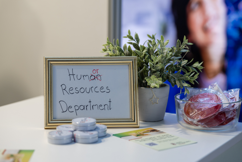 Bild mit der Aufschrift "Humor Resources Department"