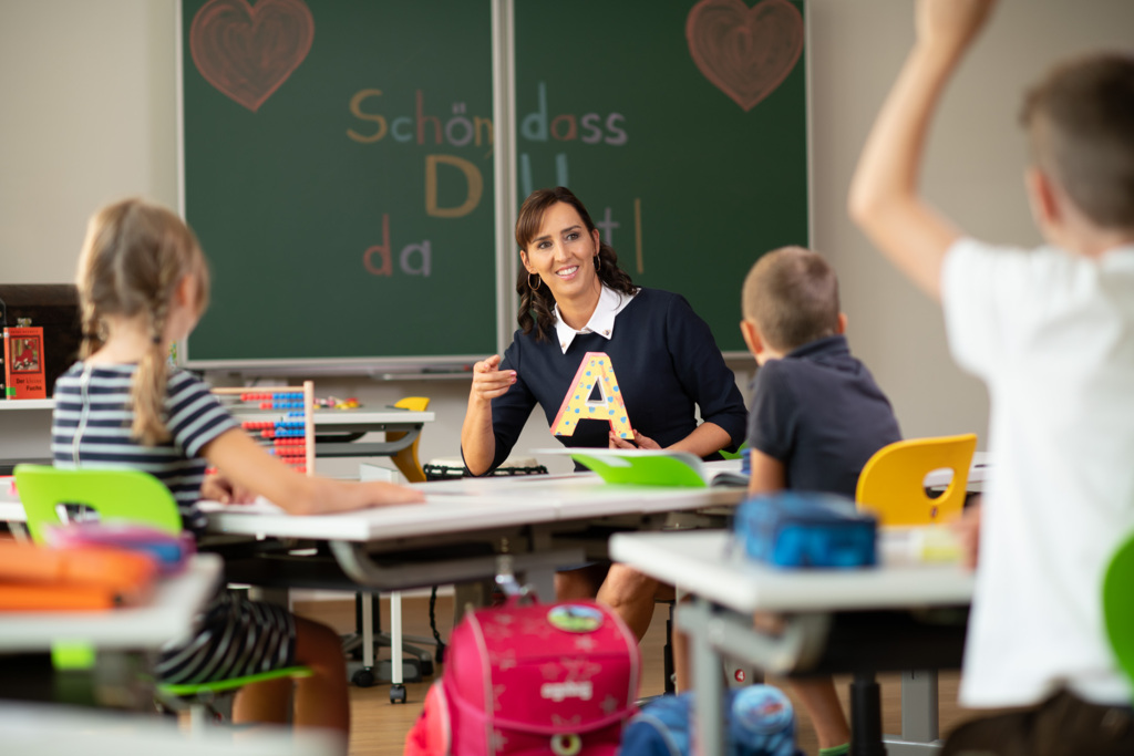 Inenansicht eines Klassenraumes mit Schüler:innen