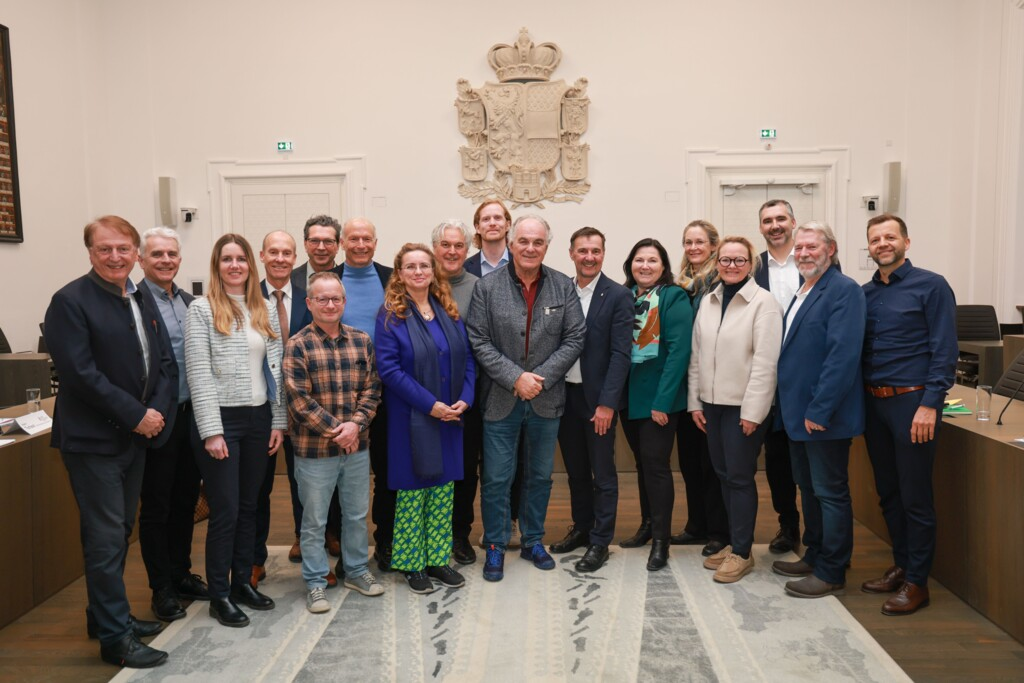 Landesrat Martin Zauner mit den Vertreterinnen und Vertretern des Landessportrates. 