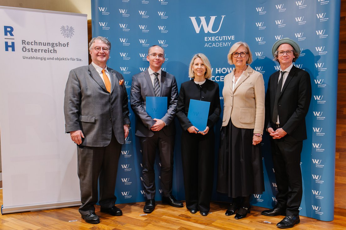 Das Foto zeigt Personen, die bei der Graduierungsfeier anwesend waren.