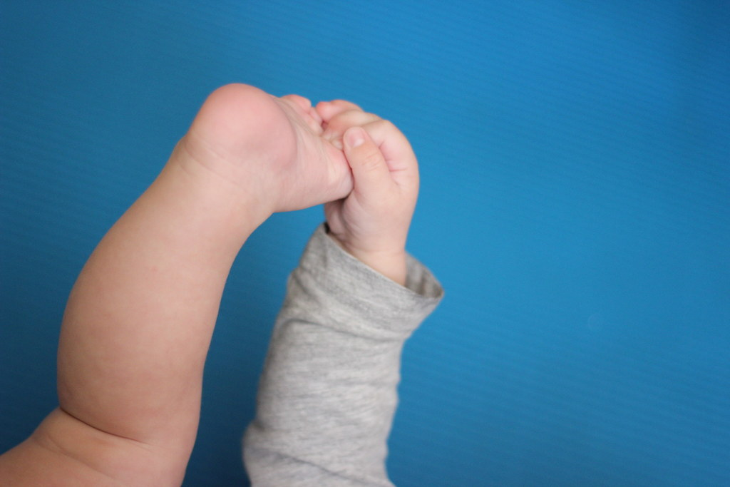Foto von Babyfuß und Hand