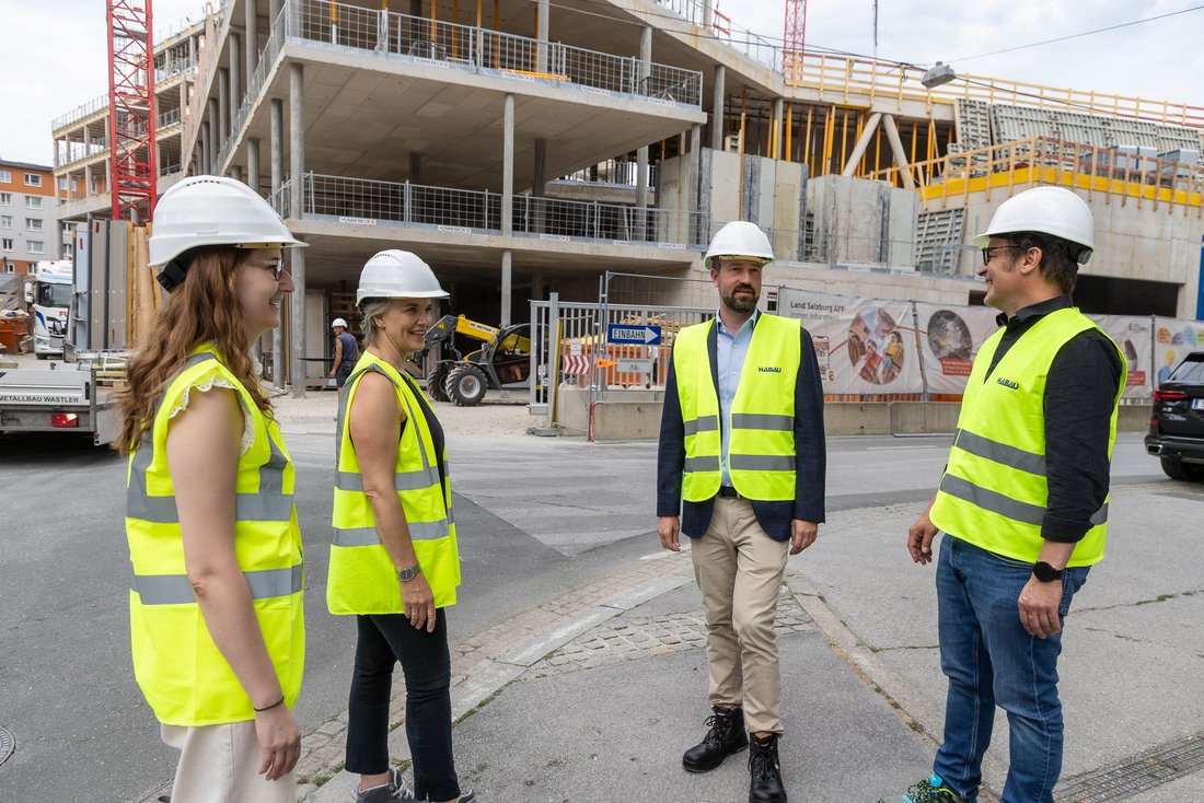 Mitarbeitende vor der Baustelle