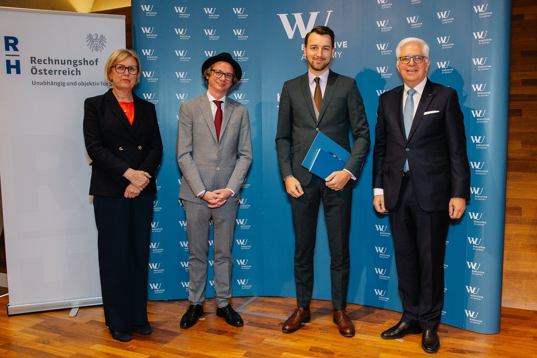 Das Bild zeigt Personen, die bei der Graduierung von Herrn Mag. (FH) Florian Kober anwesend waren