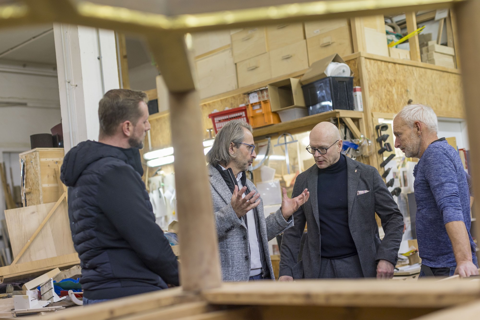 Landesrat Wolfgang Fürweger in der Kreativwerkstatt Lebensarbeit.