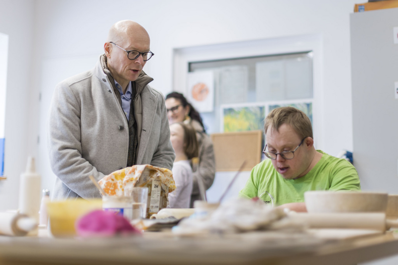 Im Tageszentrum des Caritas Dorfes stellen die Bewohnerinnen und Bewohner Holz- und Tonprodukte her und verkaufen sie.