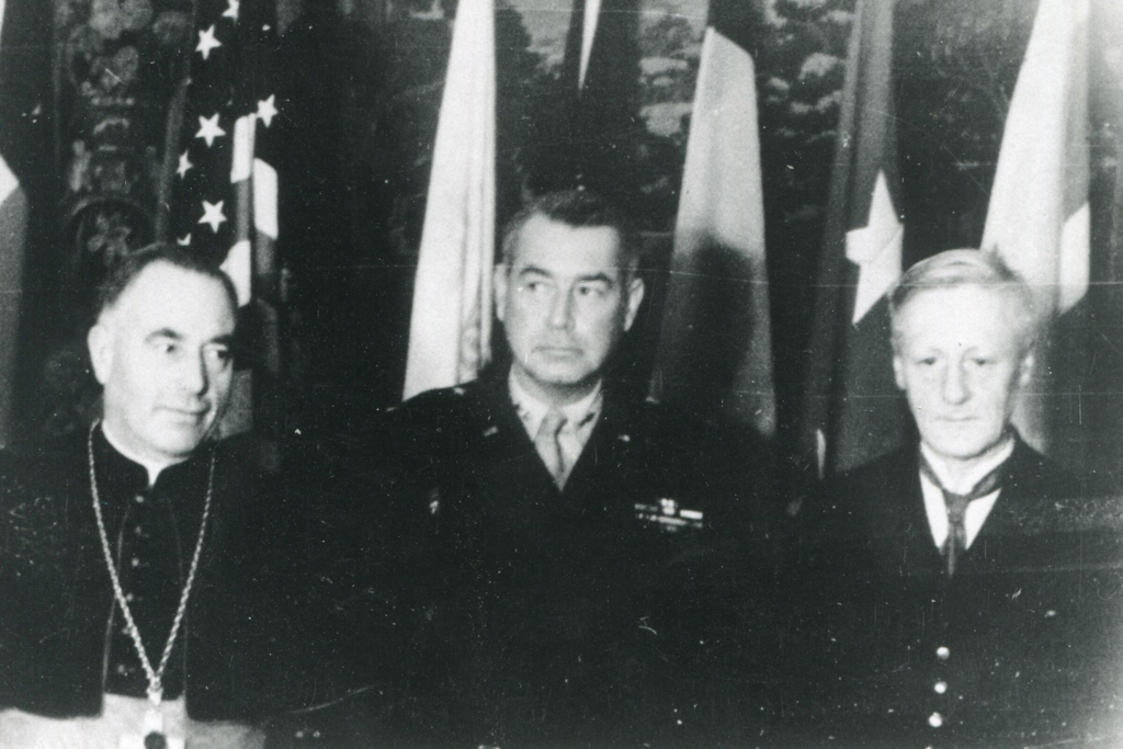 Erzbischof Andreas Rohracher mit dem Major General Harry J. Collins und Landeshauptmann Adolf Schemel.