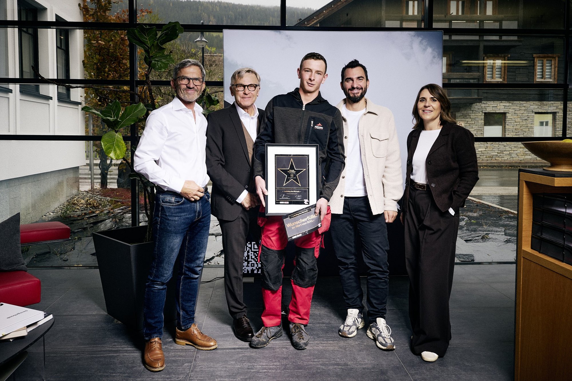 Marcel Scharfetter bei der Überreichung seiner Auszeichnung zum Lehrling des Monats Oktober mit Alois Perwein sen., WKS-Präsident Peter Buchmüller, Alois Perwein jun. und Martina Plaschke vom Bereich Lehre der WKS.