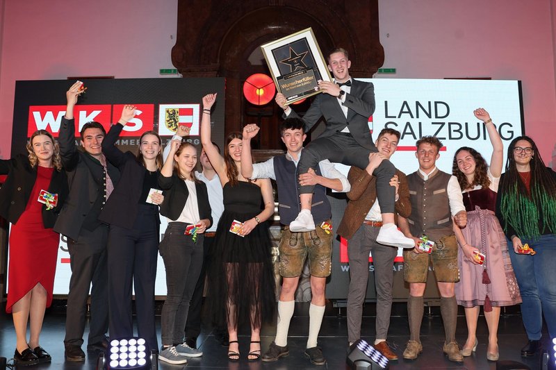 Jahressieger Sebastian Hirscher mit den elf weiteren Monatslehrlingen des Jahres 2024.