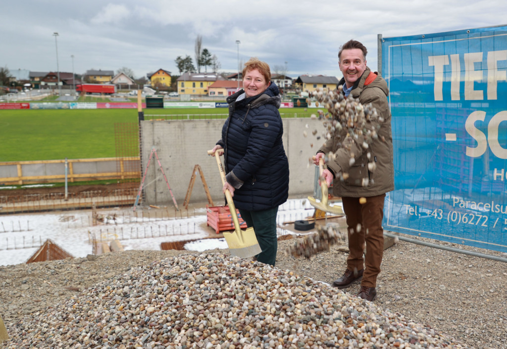 Landesrat Martin Zauner und Bürgermeisterin Andrea Pabinger beim Spatenstich für den Fußballplatz des USV Lamprechtshausen
