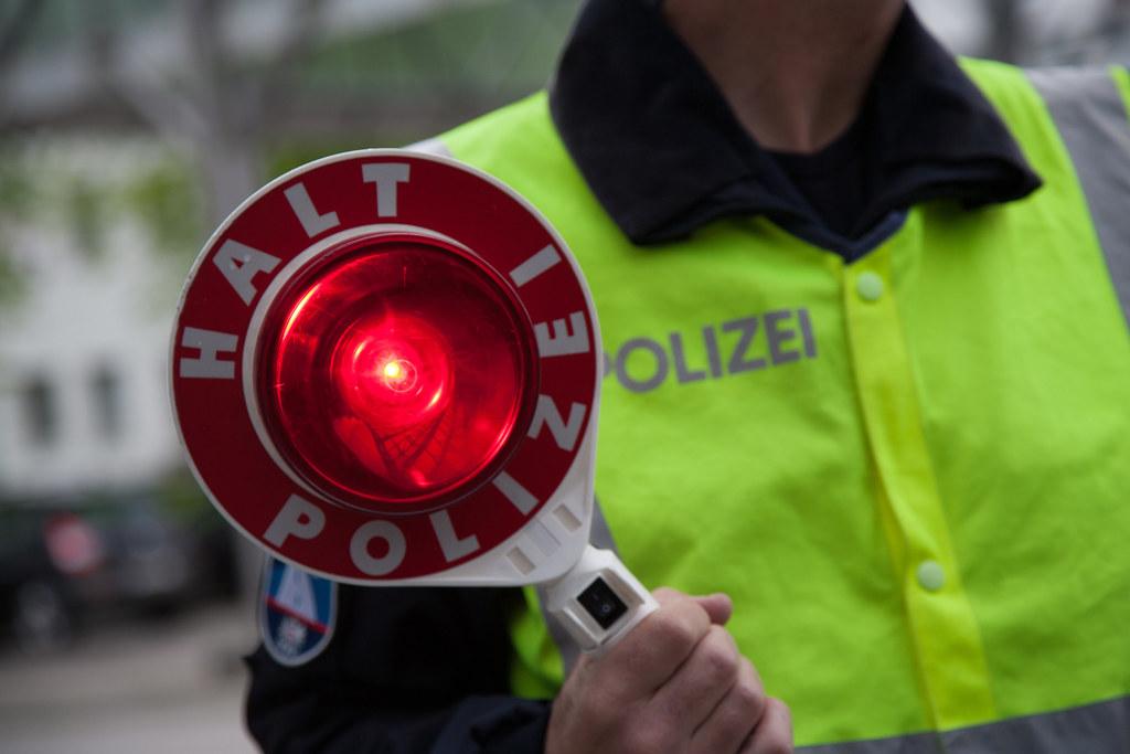 Polizist mit roter Kelle 