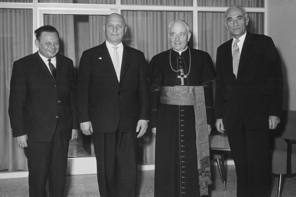 Landesrat Josef Weißkind, Max Dasch, Erzbischof Andreas Rohracher und Primar Tasch bei der Eröffnung und Einweihung der neuen Frauenklinik im Landeskrankenhaus im Jahr 1962.
