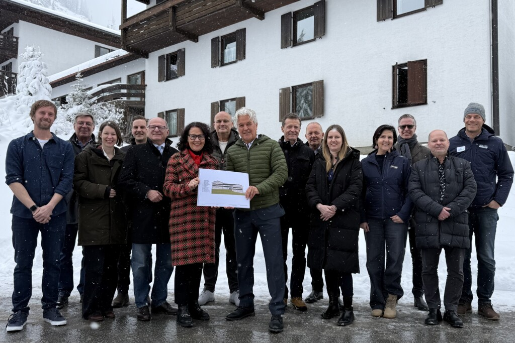 Landesrätin Daniela Gutschi mit den Projektpartnern bei der Präsentation der Umbaupläne in Zauchensee.