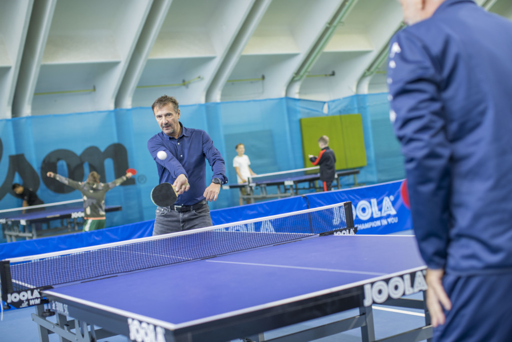 Landesrat Martin Zauner beim Tischtennis spielen.