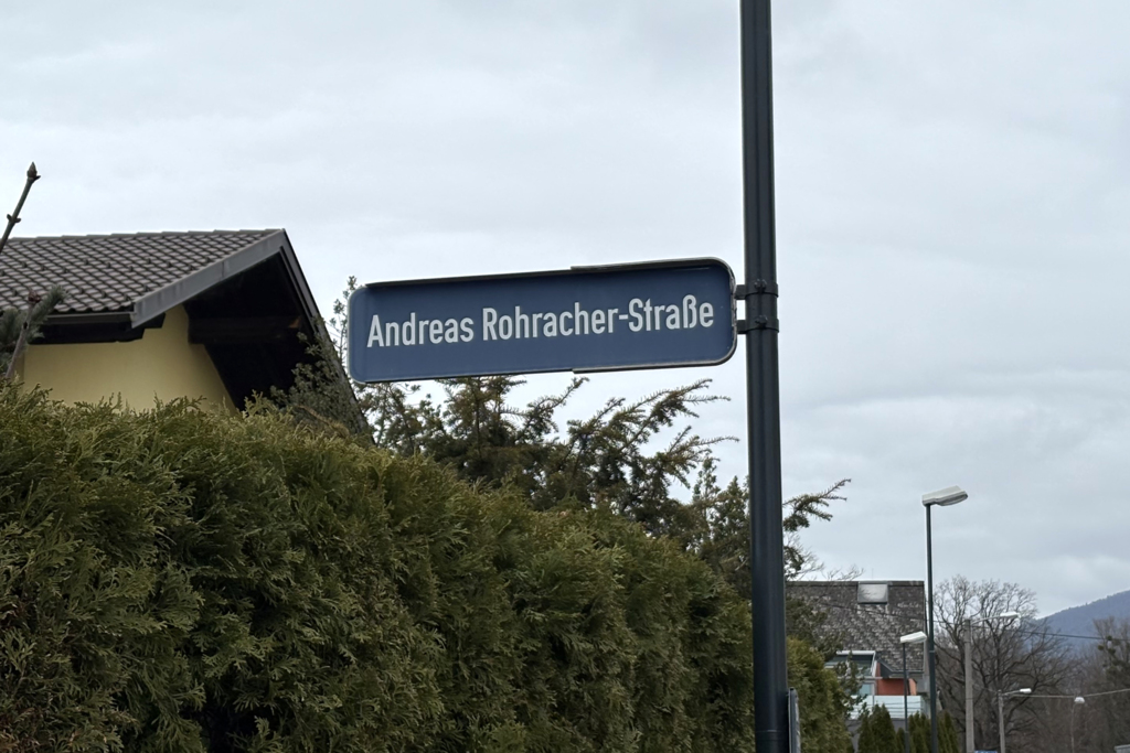 Straßenschild der Andreas-Rohracher-Straße