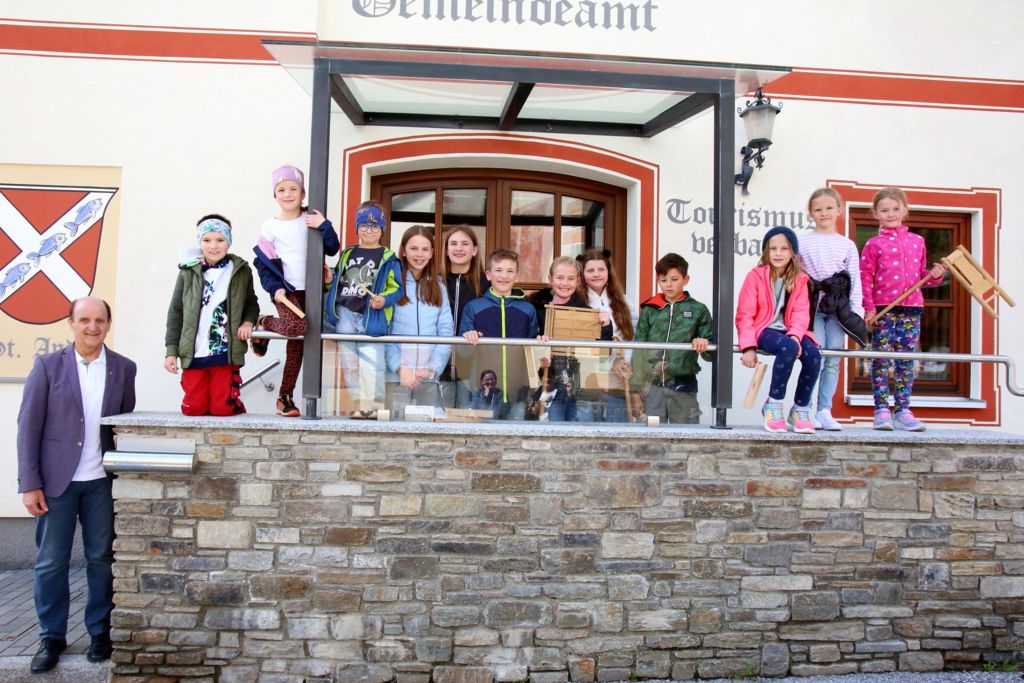 Bürgermeister Heinrich Perner mit den Ratschen-Kinder von St. Andrä im Lungau.