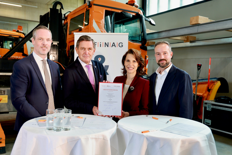 Landeshauptfrau Karoline Edtstadler hat mit Hartwig Hufnagl (Vorstandsdirektor Asfinag), Mobilitätsminister Peter Hanke und Landeshauptfrau-Stellvertreter Stefan Schnöll die Absichterklärung für das Maßnahmenpaket gegen den Stau auf der A10 unterzeichnet