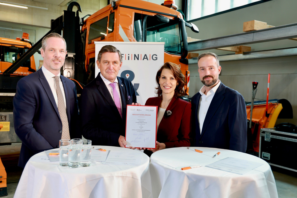 Landeshauptfrau Karoline Edtstadler hat mit Hartwig Hufnagl (Vorstandsdirektor Asfinag), Mobilitätsminister Peter Hanke und Landeshauptfrau-Stellvertreter Stefan Schnöll die Absichterklärung für das Maßnahmenpaket gegen den Stau auf der A10 unterzeichnet