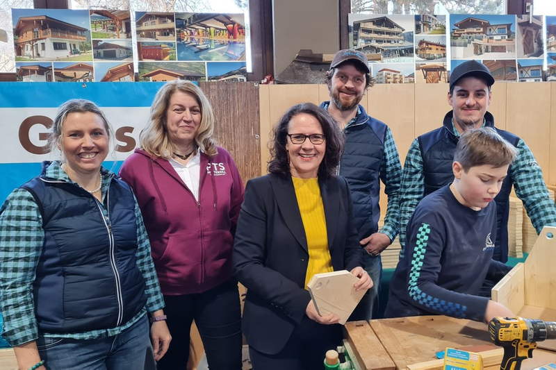 Landesrätin Daniela Gutschi besuchte am 7.2.2023 die Berufsinformationsmesse der Polytechnischen Schule (PTS) Mittersill.