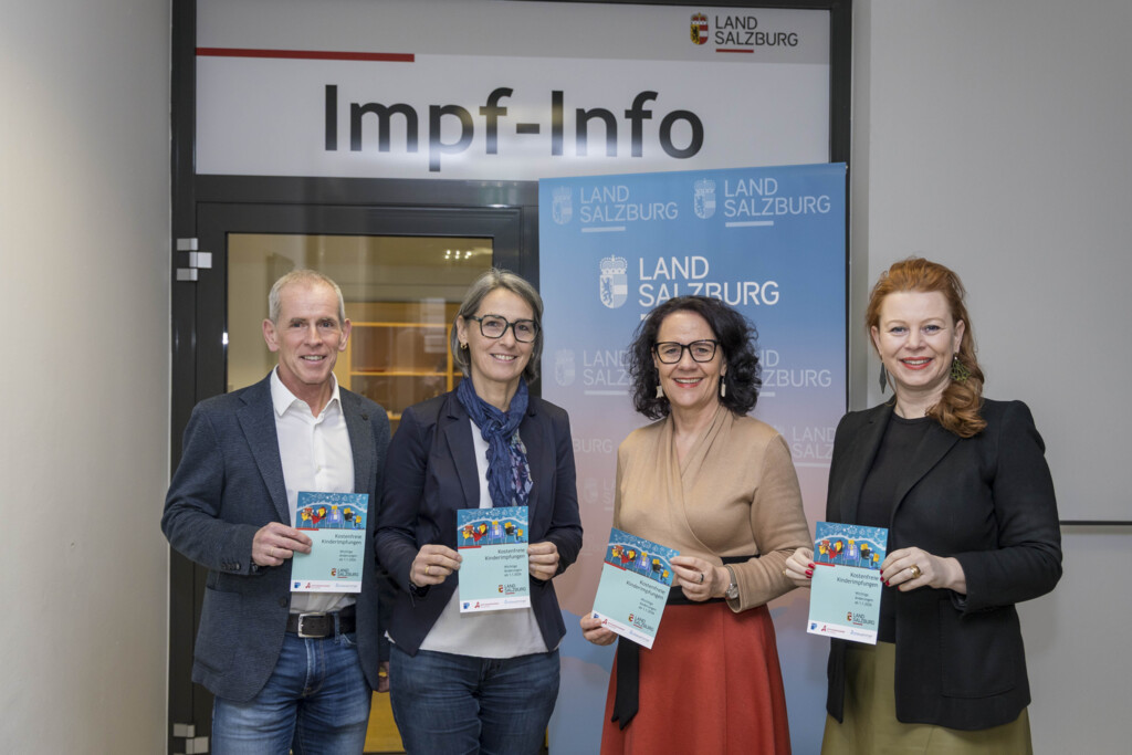 Holger Förster, Impfreferent der Ärztekammer Salzburg, Landessanitätsdirektorin Petra Juhasz, Landesrätin Daniela Gutschi sowie Margarete Olesko, Präsidentin der Apothekerkammer Salzburg