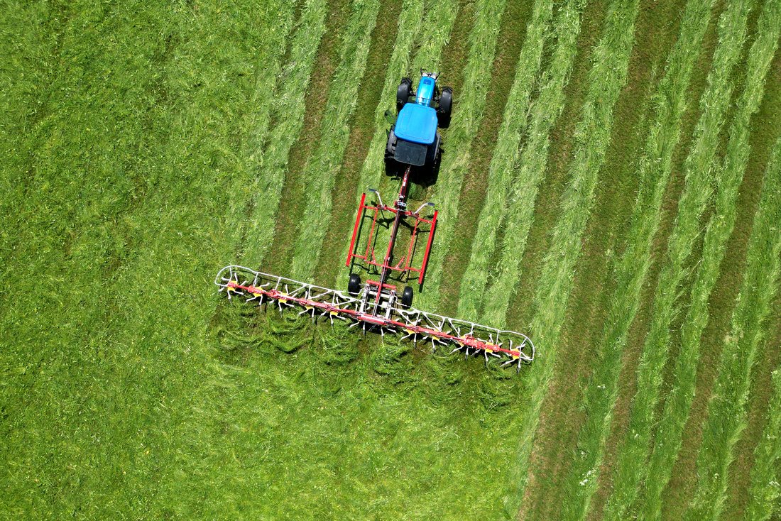 Traktor beim Mähen