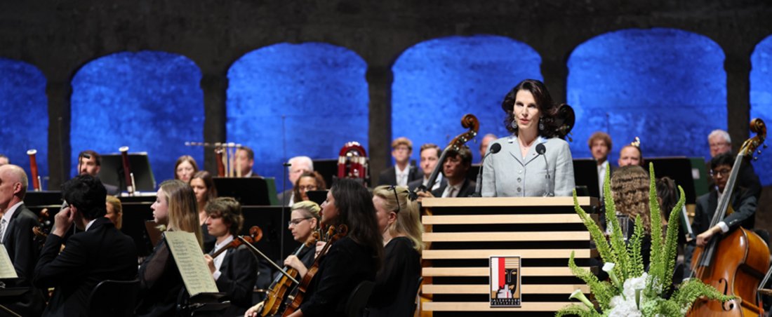 Landeshauptfrau Karoline Edtstadler bei der Festspieleröffnung 2026