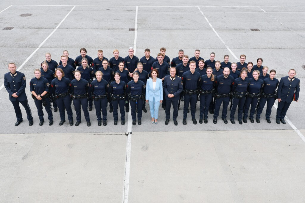Die 40 neuen Polizisten bei der Ausmusterung am Salzburgring