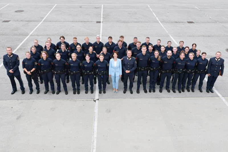 Die 40 neuen Polizisten bei der Ausmusterung am Salzburgring