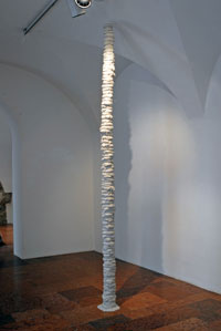 Ilona Kálnoky, Säule, 2008, Gips, ø ca. 15 cm, Höhe 316 cm