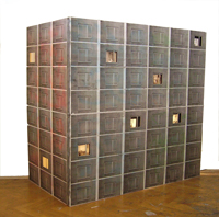 Daniel Leidenfrost, Haus No.1, 2007, Installation mit 6 DVD-Playern und Fernsehern, 169 x 180 x 90 cm