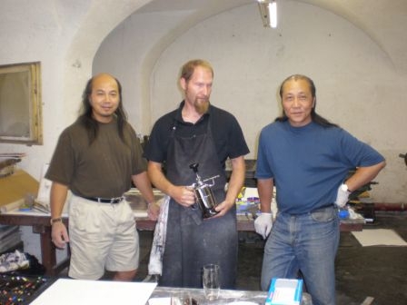 DaHuang und ShanZuo Zhou mit Martin Gredler in der Grafischen Werkstatt im Traklhaus