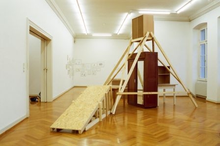 Viktoria Tremmel, Installation aus dem Video "30 kg", 2007