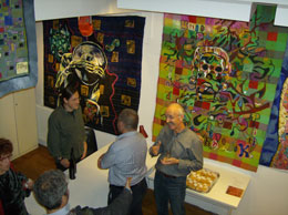 Der mexikanische Künstler Christian Santana Prinz präsentiert seine Werke im Landesatelier, November 2006.