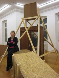 Viktoria Tremmel mit der Installation aus dem Video in der Ausstellung original aufgebaut