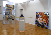 "Apotheose Prinz Eugen", 2006, Farbfotografien, Spiegelholzkonstruktion, 280 x 150 x 120 cm; „Stock mit Hut“, 2006, Sockel mit Lichtinstallation, Holz, Plastik, Farbfotografie auf Holz kaschiert