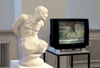 „Studienmodell“, 2005, Gips, 60 x 30 x 30 cm; „Passauer Vignette“, 2006, Video, 5:20 min.