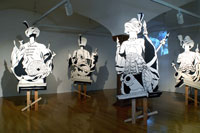 „Trophäen“, 2007, Lack auf Holz, je ca. 240 x 120 x 110 cm; „Türkensturz“, 2007, Installation aus Holz, Spiegel, Projektor mit Video 2:50 min.