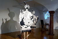 „Trophäen“, 2007, Lack auf Holz, je ca. 240 x 120 x 110 cm; „Türkensturz“, 2007, Installation aus Holz, Spiegel, Projektor mit Video 2:50 min.
