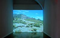 Miriam Bajtala, Ausstellungsansicht in der Galerie im Traklhaus mit der Videoinstallation "Paranoia (death valley)", 2004